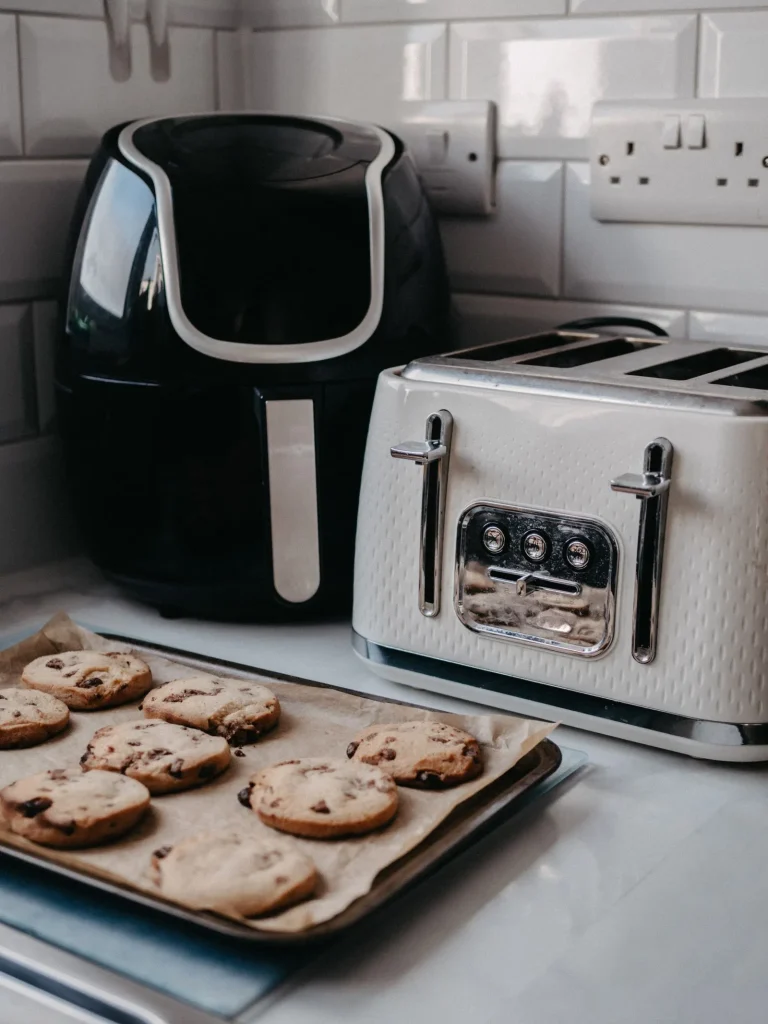 Airfryer noir à tiroir dans une cuisine, illustration de notre guide airfryer Tristar