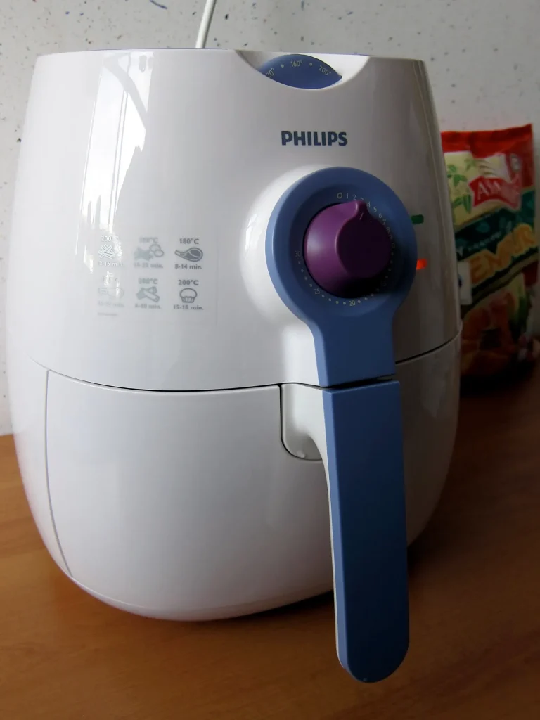 Ancien modèle d'airfryer Philips de couleur blanche